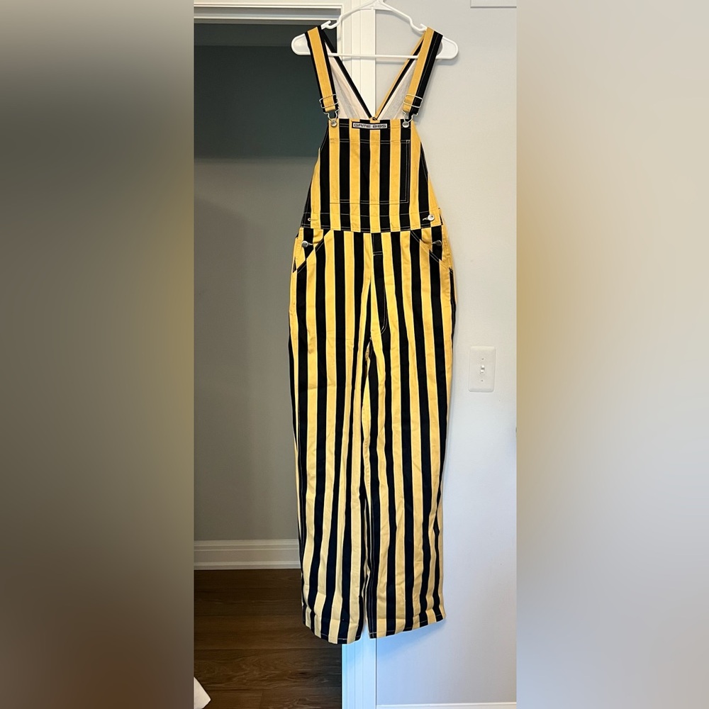 GAME BIBS BLACK AND GOLD
SIZE SMALL